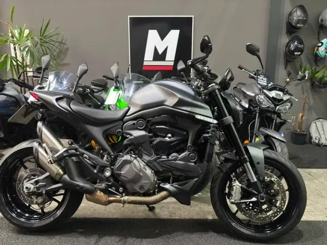 DUCATI MONSTER 937 2023 9.000km - Único dono - Baixa km - Com acessórios - Cor Exclusiva