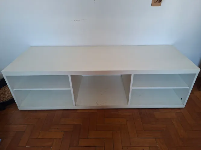 rack de madeira branco