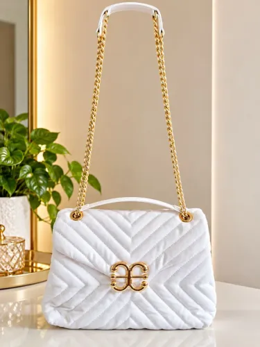 Bolsa Feminina Branca com Detalhes em Dourado