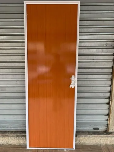 porta de madeira lisa com caixonete em aço 
