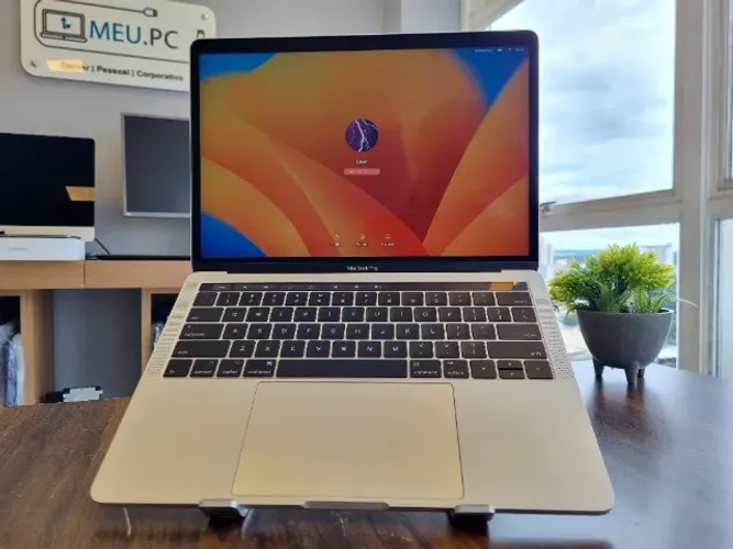 Apple MacBook Pro 2017 - Core i5 | 256GB SSD | Dual Core | 8GB LPDDR3 | 13.3"