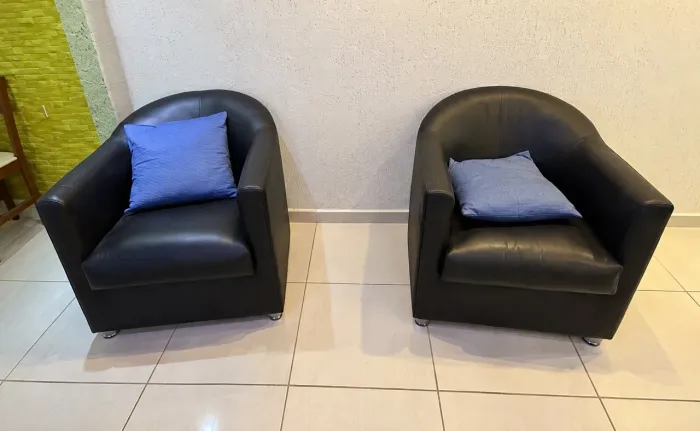 PAR DE POLTRONAS PRETAS PARA RECEPÇÃO / ESCRITÓRIO
