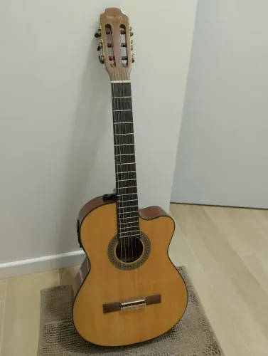 Violão eletroacústico de Nylon da marca Benson. Acompanhado de corrêa e suporte p/ palheta