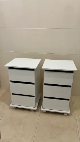 Armários de banheiro (x2) com rodinhas 