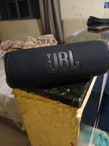 Vendo caixa de som JBL Flip 6 original! Funcionando perfeitamente! Semi nova