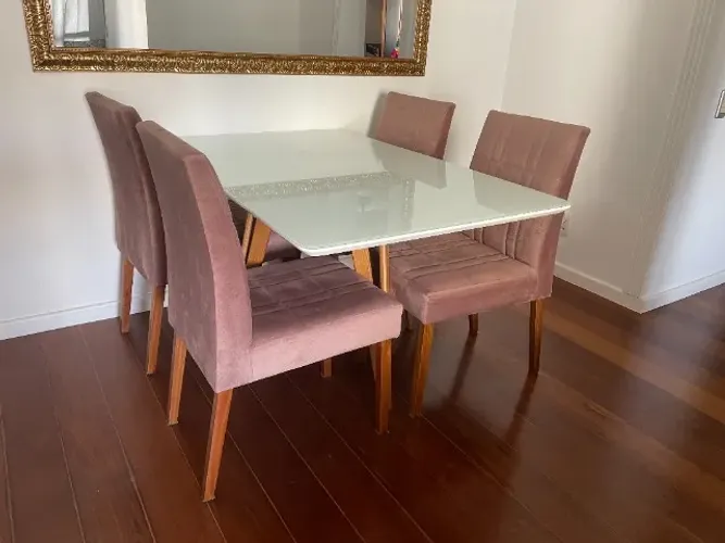 Mesa de Jantar SEMI-NOVA COm 04 Cadeiras, Toda em Madeira Macica, Pouco Uso, Parece nova