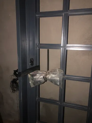 Vendo esta porta de correr comprei mais não me serviu para mim ela não foi usado não