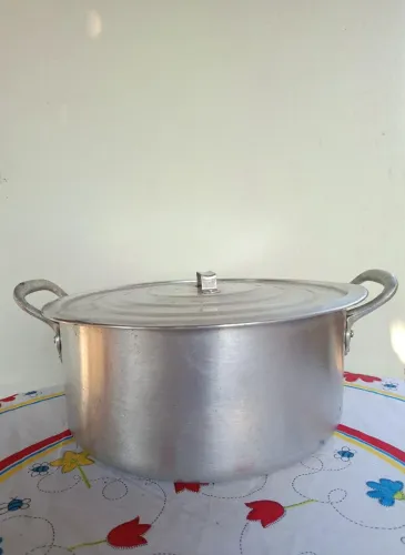 Panela grande de alumínio