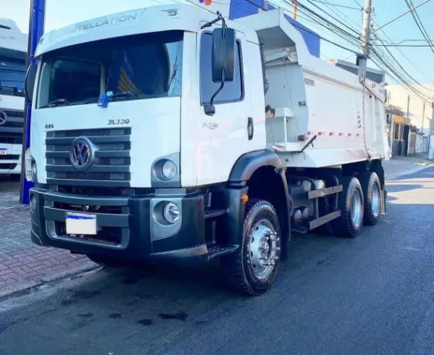 vw 31330 6x4 ano 2015 caçamba