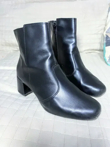 Bota preta com salto cano alto