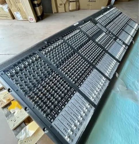 Troco por uma UI 24 essa super Mesa de Som Analógica 48 Canais Macker.    