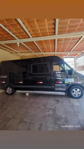 Alugo van executiva com motorista  