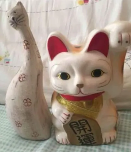 Esculturas de porcelana gatinhos com 20cm e 24cm *os 2 por R$ 47,00*