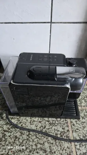 Cafeteira Nespresso (leite e café)