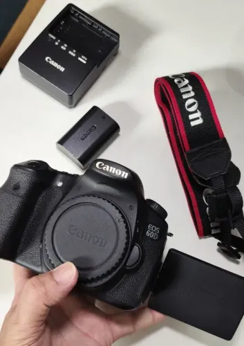 Canon Eos 60d Corpo bateria e carregador - Aprox 30k (Usada)