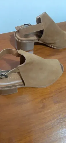 2 Sandálias/ CADA uma 40.00/ material camurça original / caramelo n 37/ preta n36.