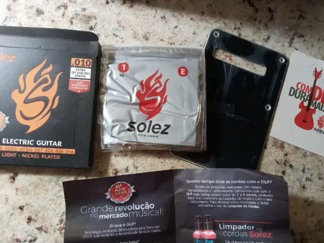 Encordoamento Solez 010 Slg10ga Light Nickel Plated e Tampa Traseira Strato Preto Abertura