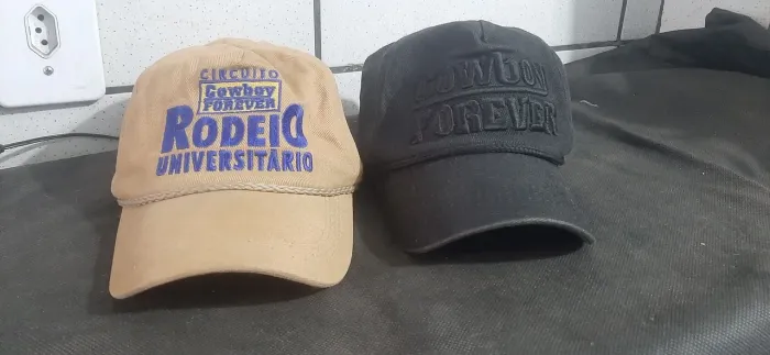 2 bonés cowboy forever