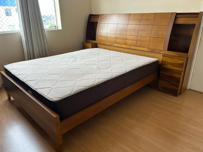 Cama queen com cabeceira e colchão 