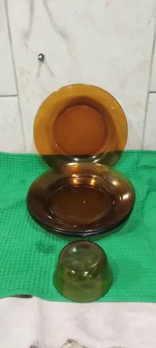 Conjunto de pratos e um copo de vidro âmbar