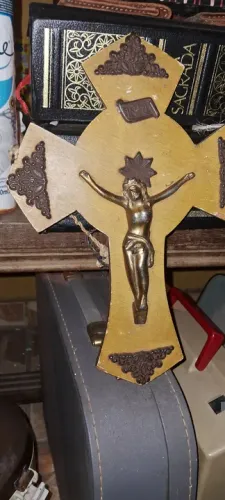 Belíssima e Antigo Crucifixo