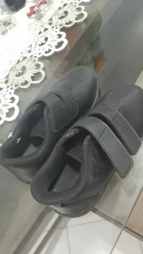 Sapatos infantis com velcro tam 28