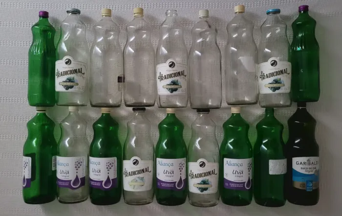 18 Garrafas de vidro de suco de uva vazias
