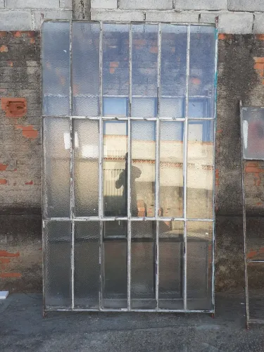 3 Janelas de ferro 1,20×1,50 com vidro, 2 vidros estão quebrados.