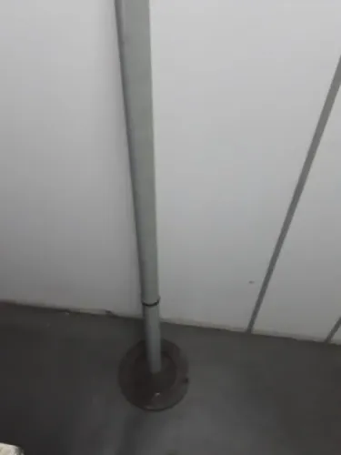 BASE DE FERRO FUNDIDO, COM TUBO GALVANIZADO PINTADO DE 2", 1,60 M altura, SEMINOVA