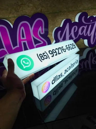 Placas luminosas com seu WhatsApp e Instagram