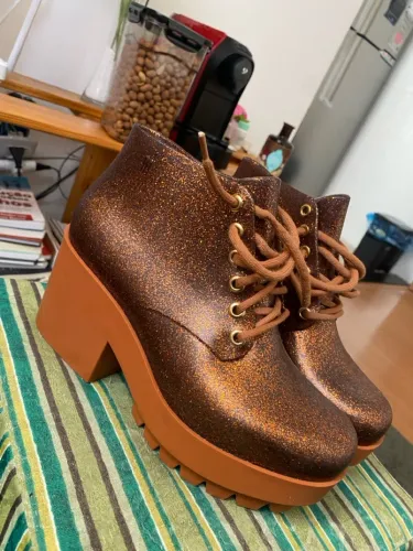 Bota Stellar Melissa Glitter Marrom com Salto Bloco - Conforto e Estilo!