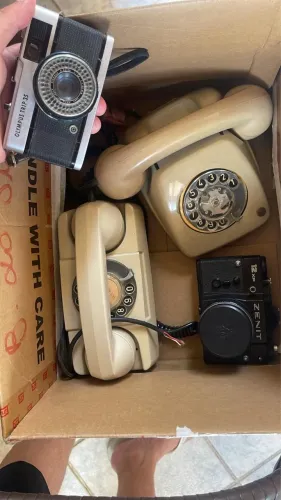 Telefone e máquina fotográfica antiga