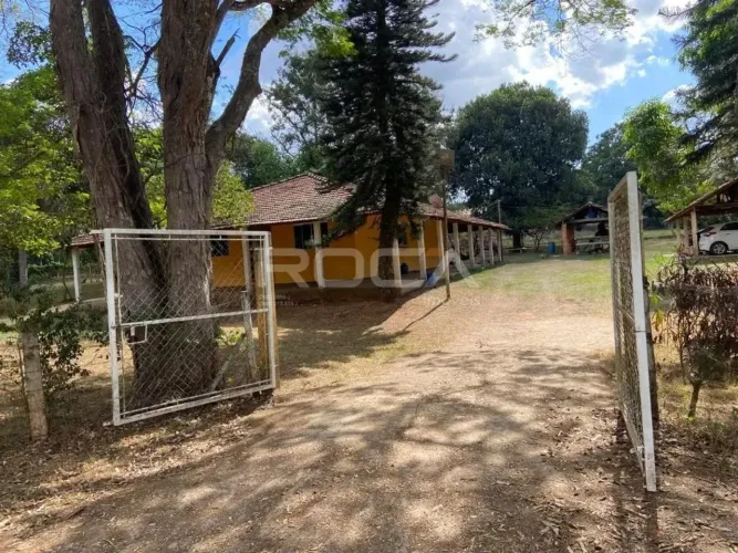 Casa de campo com churrasqueira na varanda em Chácara Leila, São Carlos