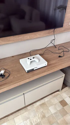 Xbox One S 1TB + 5 jogos 