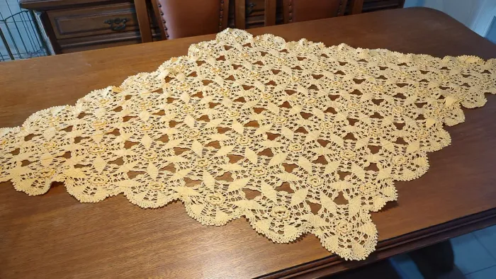 Caminho de mesa em crochê artesanal