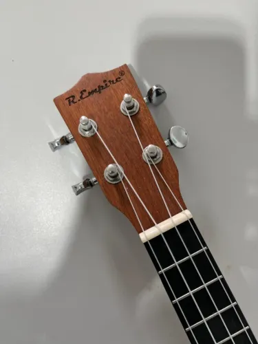 Ukulele r. Empire