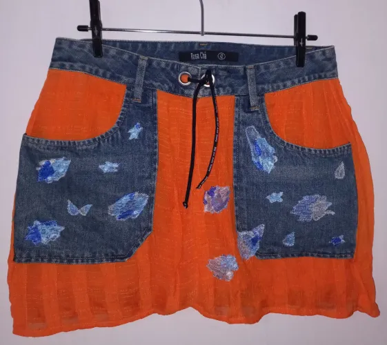 Saia Jeans com Detalhes em Laranja e Apliques