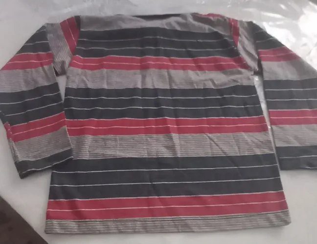 Um camiseta infantil listada tamanho 8