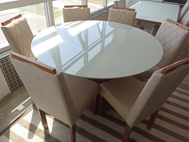 Mesa de Jantar Redonda com 8 Cadeiras toda de madeira