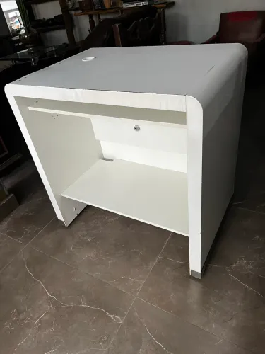 Balcão branco tipo mesa ou aparador