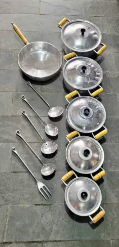Conjunto de Panelas, frigideira e colheres