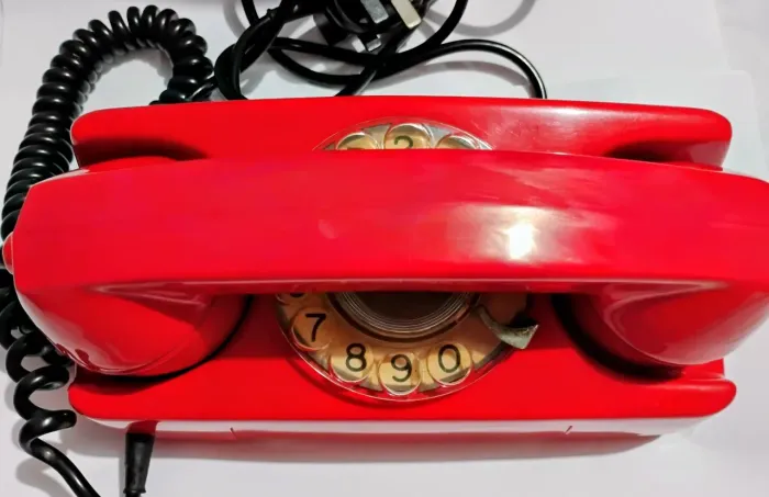 Telefone de Disco Vintage Vermelho para Colecionadores e Decoração