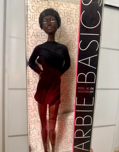 Barbie negra basic black