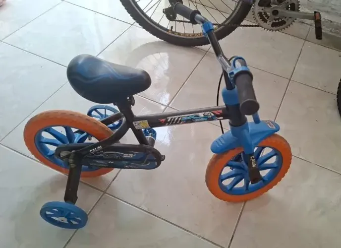 Bicicleta infantil usada hot wheels