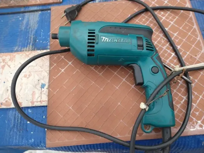 maquina de furar makita