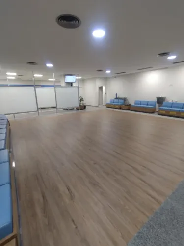 Instalação de piso vinílico, rodapés, grama sintética etc..