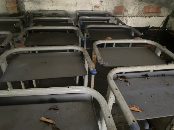 Mesa escolar - estrutura de ferro 