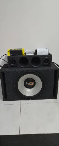 Caixa de som automotiva dutada
