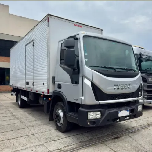 IVECO TECTOR 9190 ANO 2020 4X2 BAÚ FACCHNI 6.20M