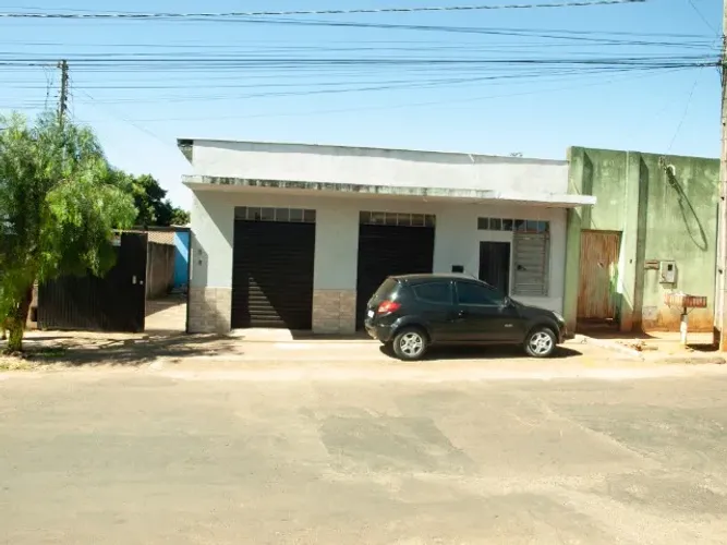 PONTO DE COMERCIO E DUAS CASAS DE FUNDO
